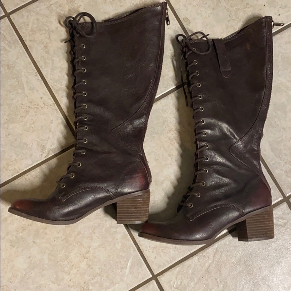 Beautiful lace up boot (maroon)